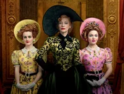 Lady Tremaine (Cate Blanchett, M.) hat für ihre Töchter Drisella (Sophie McShera, l.) und Anastasia (Holliday Grainger) große Pläne.