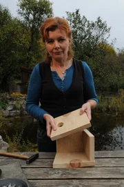 Brigitte Goss zeigt, wie man Vogelnistkästen selber baut.