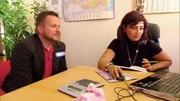 Ksenia Droben, re. stellt Single Christian,li. einige Bewerberinnen vor.