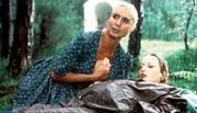 Bei Regina (Katharina Schubert) haben die Wehen eingesetzt. Sie fleht ihre Mutter Waltraud (Diana Körner) an, sie nicht allein zu lassen.