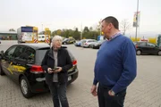NDR Fernsehen DIE FAHRSCHULE (1/3), "Dicke Luft im Golf", am Samstag (04.07.15) um 14:45 Uhr.
Fahrlehrerin Waltraud Wilken ist mit 69 Jahren immer noch dabei. Sie hat die Fahrschule in Remels gegründet.
Fotos können auch für Folge 2 und Folge 3 verwendet werden!