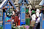 Ostersonntag im rumänischen Sapânta: Auf dem berühmten "Fröhlichen Friedhof" mit seinen bunt bemalten, leuchtenden Kreuzen tummeln sich die Dorfbewohner in ihren ebenso fröhlich-bunten Trachten.