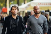 Daniel (Christian Ulmen, l.) hat sich Aylin verliebt. Mit seiner zurückhaltenden Art konnte er die Familie von Aylin noch nicht so ganz von sich überzeugen. Ihr Bruder Cem (Dar Salim, r.) soll ihm dabei helfen, als "Macho" besser anzukommen.