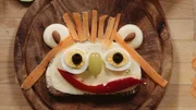 Olivia findet ihre Scheibe Brot viel zu langweilig und erfindet deshalb lustige Brotgesichter.