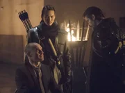 (v.l.): Quentin Lance (Paul Plackthorne), Maseo Yamashiro (Karl Yune) und Ra's al Ghul (Matthew Nable)