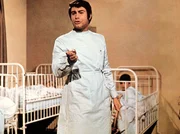 Dr. Leonhard Sommer (Roy Black) wundert sich, dass er auf einmal so viele Kinder auf seiner Station hat.