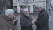 Eric Goens nimmt Kontakt mit den Bewohnern in Molenbeek auf.