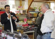 Der Ramschkönig - Alex Walzer (l.) und sein Billig-Reich ...