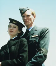 Judith Dunbar (Emily Mortimer) und Edward Carey-Lewis (Paul Bettany).