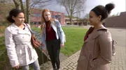 Olivia,li.,Freundin Neele,Mi. können ahnem was Schester Finja,re. wieder im Schilder führt.