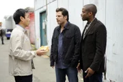 Shawn (James Roday, M.) und Gus (Dulé Hill, r.) erhoffen sich von ihrem alten Bekannten Ken (Jerry Shea), der in dem Vergnügungspark arbeitet, Hilfe bei der Aufklärung des mysteriösen Todesfalles.