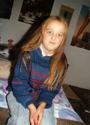 Die 9-jährige Marijana (Foto) verlässt die Wohnung ihres Vaters in der Essener Innenstadt, um ihre Mutter in einem nur 150 Meter entfernten Kaufhaus abzuholen. Auf diesem Weg spricht sie ein Mann in Bundeswehruniform an, danach verschwindet sie. Zwei Wochen später wird das Mädchen tot aufgefunden.