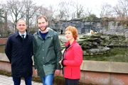 Die "X:enius"-Moderatoren Dörthe und Pierre vor dem Eisbärgehege im Tierpark Berlin: Dort erläutert ihnen Evolutionsbiologe Prof. Dr. Axel Janke (li.), wie anpassungsfähig der Eisbär ist.