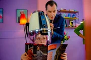 Swan Laurence (Samuel Labarthe) und Alice Avril (Blandine Bellavoir) beim Friseur.