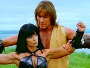 Hercules (Kevin Sorbo) kämpft mit Heras Kriegerin (Karen Shepherd), einer seelenlose Killermaschine.