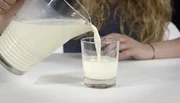 Wieviel Milch ist gesund? Und ist Milch überhaupt zu empfehlen? Wenn ja, welche? Plietsch beantwortet die wichtigsten Fragen rund ums Thema „Risiko Milch?“.