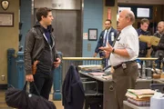 "Brooklyn Nine-Nine", "Das werden Obser-Ferien." Jake und Charles führen eine Observierung durch, die sich über die Dauer von acht Tagen erstrecken soll. Üblich ist eigentlich die Hälfte der Zeit, weil danach der Lagerkoller einsetzt, doch würde das den Erfolg der Mission beeinträchtigen. Am Beginn läuft zwischen den beiden Freunden alles rund. Bald aber wächst die Verbotsliste an und die Anspannung zwischen ihnen steigt ins Unermessliche. Im Revier bekommt derweil Captain Holt Besuch von seinem attraktiven Neffen Marcus. Rosa ist sogleich hin und weg!Im Bild (v.li.): Andy Samberg (Jake Peralta), Dirk Blocker (Hitchcock).