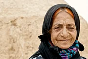 Die 70-jährige Fatima ist die letzte Bewohnerin einer alten Karawanserei