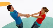 Tanja und André spielen „Spiegelbild“ und versuchen, ihre Bewegungen zu spiegeln.