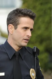 Officer Reynolds (Joey McIntyre) gerät in den Verdacht, der ominöse "Mantis" zu sein, ein selbsternannter Rächer, der auf eigene Faust ein gefährliches Drogenkartell zerschlagen will.