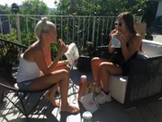 Oksana (l.) und ihre Schwester Palina (r.) beim Dinner.