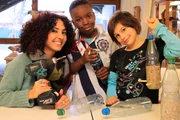 Siham mit der Schülerin Leni und dem Schüler Phinee.