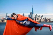 Kaya Yanar präsentiert in unterschiedlichen Genres sein Kino-Ranking und schlüpft in die ein oder andere Filmrolle, testet Filmstunts, blickt humorvoll hinter die Kulissen und fliegt dabei auch schon mal im Superman-Kostüm durch die Luft.