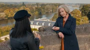 Johanna (Lisa Kreuzer, r.) erzählt Romy (Anna Fischer, l.) von ihrer silbernen Dose, in der sie die Luft eingefangen hatte, als sie Henri zum letzten Mal sah.