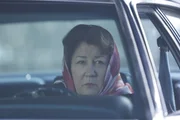 Claudia (Margo Martindale) zeigt sich von den Gefahren des Auftrages vollkommen unberührt. Ist sie wirklich so gefühlskalt?