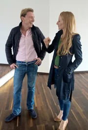 Joe Schnakin und Maklerin Svea Michels