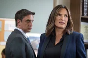 Trotz dem Druck der Öffentlichkeit kommen Rafael Barba (Raúl Esparza) und Olivia Benson (Mariska Hargitay) schließlich der unglaublichen Wahrheit eines Falles von Behördenversagen und Korruption auf die Schliche...
Rafael Barba (Raúl Esparza), Olivia Benson (Mariska Hargitay)