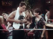 Tony (Tony Danza, l.) wird von seiner Tochter Samantha (Alyssa Milano, r.) als Kellner in einem Damenclub erwischt.