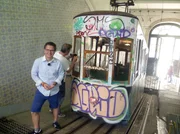 Moderator Michael Friemel vor der Lissabonner Standseilbahn Elevador de Bica.