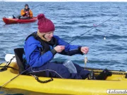 Die Kandidaten haben genau drei Stunden Zeit, aus dem Island-Fjord so viele Fischarten wie möglich zu angeln. Während Sam (hinten l.) sich abmüht, hat Jo (vorne) mehr Glück, sie hat einen Skorpionfisch am Haken ...