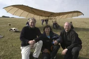Die Weltmeisterin im Frauen-Hangliding Judy Ledden (M.) testet, gemeinsam mit den Ingenieuren und Bauherren des nachgebauten Leonardo-Segelgleiters Steve Roberts (l.) und Martin Kimm (r.), ob die Menschen schon viel früher hätten fliegen können.