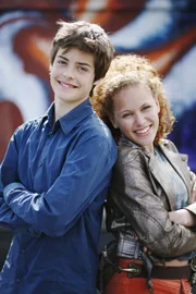Molly (Nayana Heuer) und Truls (Cedric Eich)