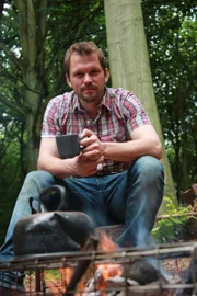 Jimmy Doherty am Lagerfeuer.