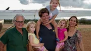 Zur Begrüßung steht am Morgen ein sechs Tonnen schwerer Elefant vor dem Schlafzimmer der Familie. Ein turbulenter Start in einen ereignisreichen Tag. Die ersten Gäste kündigen sich viel früher als erwartet in der Lodge an, dabei stehen noch nicht genug Zelte und von der umfangreichen Lebensmittelbestellung werden nur vier Äpfel und fünf Orangen geliefert. Frank muss einen Elefant aufspüren und ihm das Halsband mit dem Sender auswechseln.