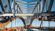 Bildunterschrift:
Die neue, erhöhte Fahrbahn der Bayonne Bridge wird über der alten konstruiert.