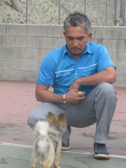 Der kleine Spitz Shoven heult jämmerlich, wenn seine beiden Besitzer morgens - ohne ihn - in die Arbeit fahren und auch sonst geht er allen mit seinem herumbellen ziemlich auf die Nerven. Kann Cesar Millan helfen?