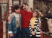 Tony (Tony Danza, M.) weiß nicht, dass bei dem Unfall nicht Jesse (Scott Bloom, l.), sondern Samantha (Alyssa Milano, r.) am Steuer saß.