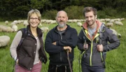 Yvonne Willicks ("Der Haushaltscheck") und Daniel Aßmann ("Ausgerechnet") ziehen mit Schäfer Andreas Eisenbarth (Mitte) und seiner Schafherde durch die Lande.