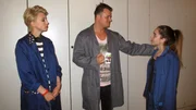 Fiona,re. und Mandy,li. lernen den neuen Kollegen Sandro,Mi. kennen