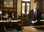 Staatsanwalt Jack McCoy (Sam Waterston) will vor Gericht beweisen, dass sich die Krankenschwester Gloria Rhodes mit den unerlaubten Sterilisationen junger Mädchen schuldig gemacht hat.