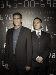 John Reese (Jim Caviezel, li.) und Harold Finch (Michael Emerson)