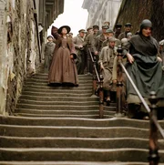 Margaret Hale (Daniella Denby-Ashe) mit Arbeitern