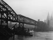 Blick auf die Hohenzollernbrücke über Rhein mit dem Kölner Dom im Hintergrund nach dem II. Weltkrieg (Foto 1945).