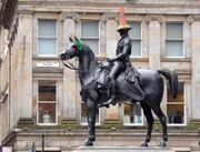 Vor der vornehmen Gallery of Modern Art steht die Reiterstatue des Herzogs von Wellington