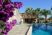 Villa mit Pool und Palmen