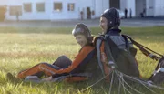 Kommissarin Nora Dalay (Aylin Tezel, l) sucht das Risiko: Mit Jules Lanke (Albrecht Schuch, r), einem Freund des Opfers und Tatverdächtigen wagt sie einen Fallschirmsprung.